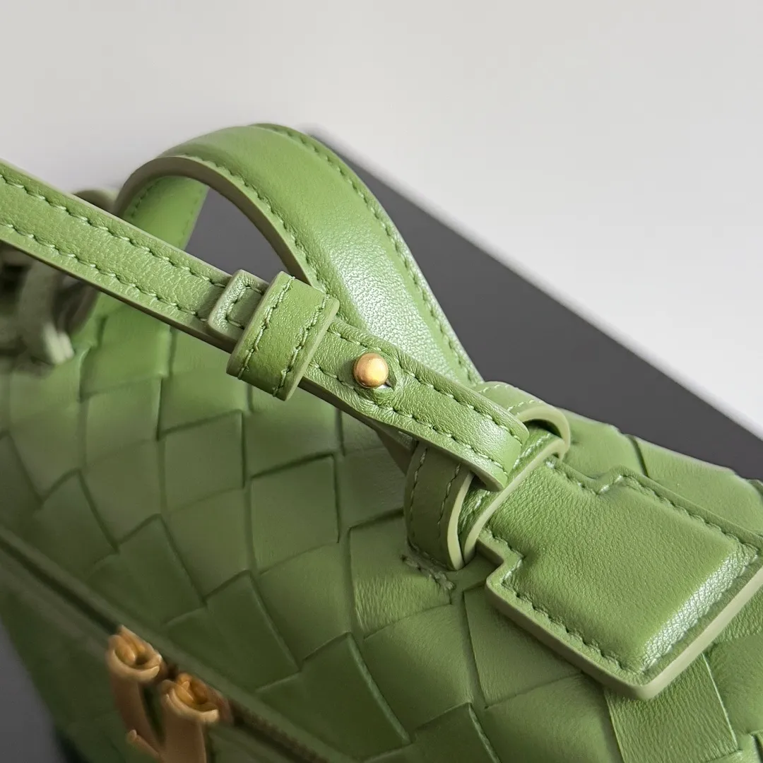 Batch 1360 Bottega Veneta 24 spring and summer woven zipper crossbody bag. A crossbody bag that can be used as a cosmetic bag. The exquisite weaving and compact body are an indispensable accessory for the upcoming summer. The double zipper also better protects the bag. It has a large capacity. If you like it, don’t miss it. Style number: 789109 Size: 22*12.5*5cm